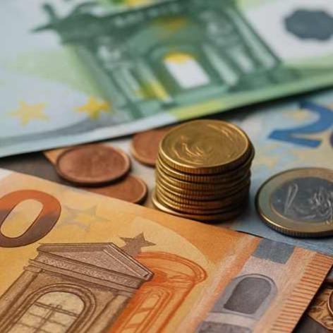 Kas jāzina par izmaiņām pabalstos un nodokļos 2026.gadā